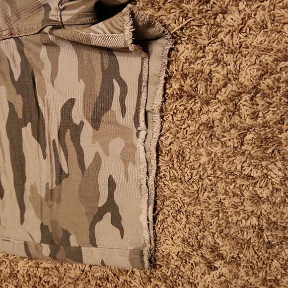 Time and Tru Relaxed Fit High Rise Camo Shorts 4" inseam - Picture 4 of 9